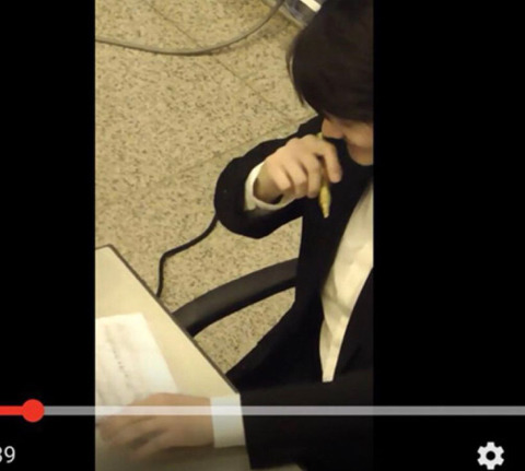 피아니스트 조성진 싸인하다가 웃은 이유.jpg | 인스티즈