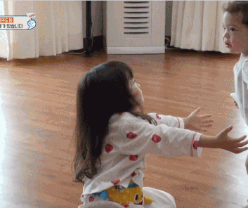 누나가 벤틀리 안아주자 질투하는 건후.gif | 인스티즈