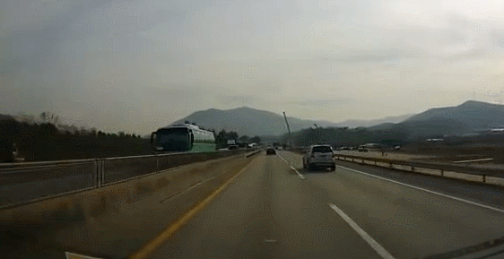 운전할때 전방주시 잘해야하는 이유.gif | 인스티즈