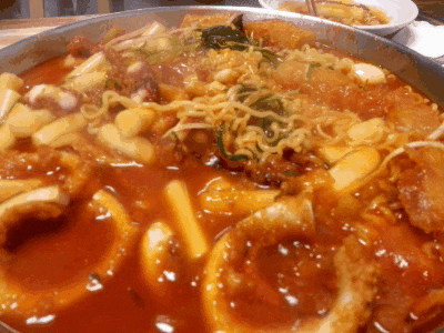 불고기순대오징어튀김 토핑! 청년다방 떡볶이 gif | 인스티즈
