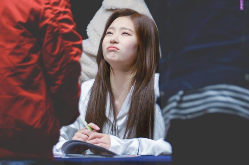 애잔한 개굴아씨 아이즈원 김민주.jpgif | 인스티즈